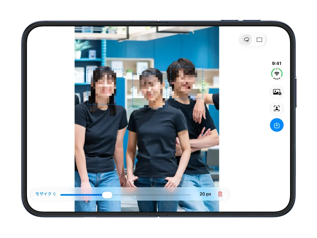 Mosaic で写真に写った3人の顔にモザイクをかけた様子(iPhone Duo の開いた画面)
